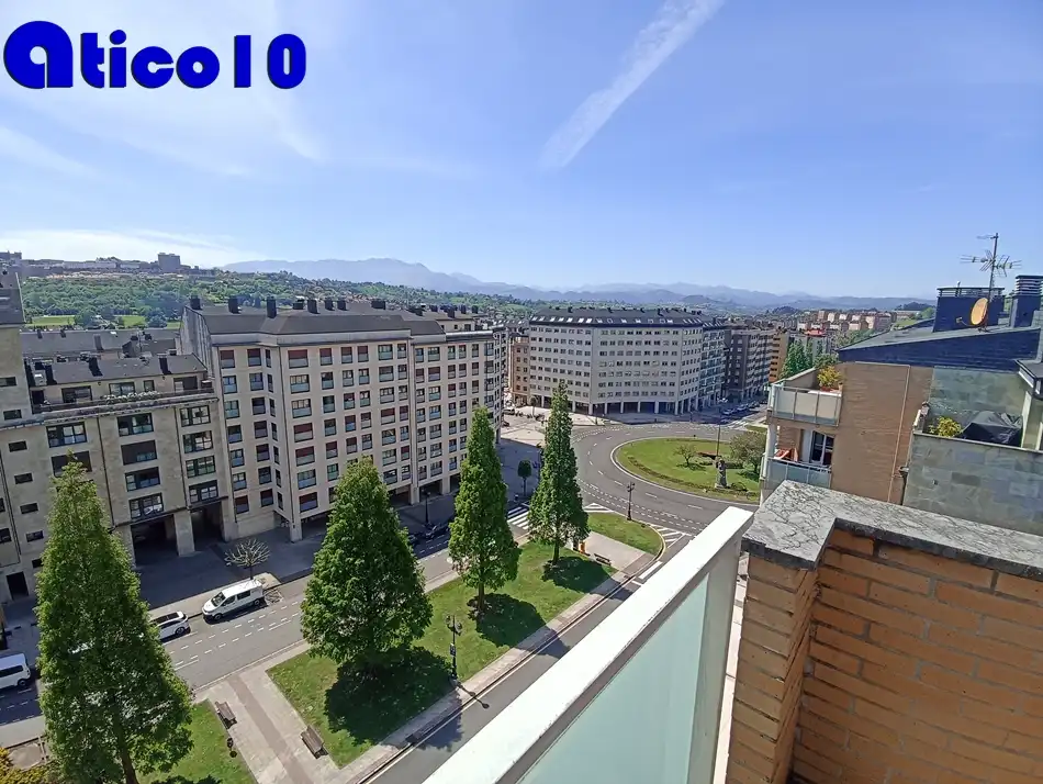 Vista exterior de Àtic en venda en Oviedo  amb Calefacció, Jardí privat i Parquet