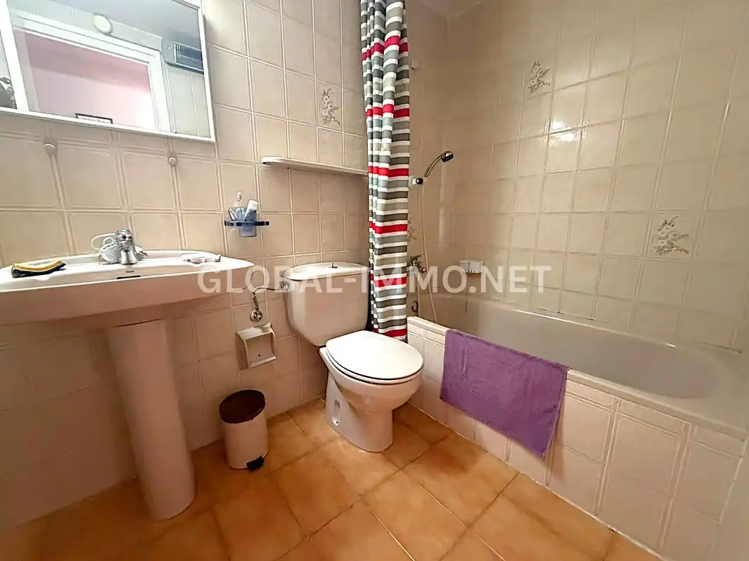 Bany de Apartament en venda en Roses amb Terrassa, Piscina i Moblat