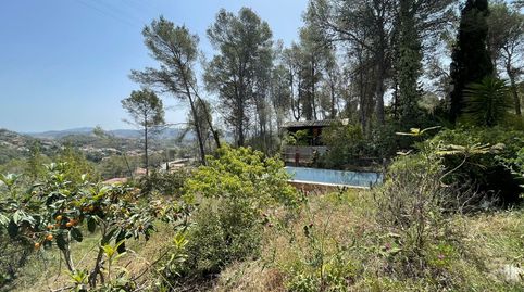 Parcela urbana con piscina, trastero y suministro de agua