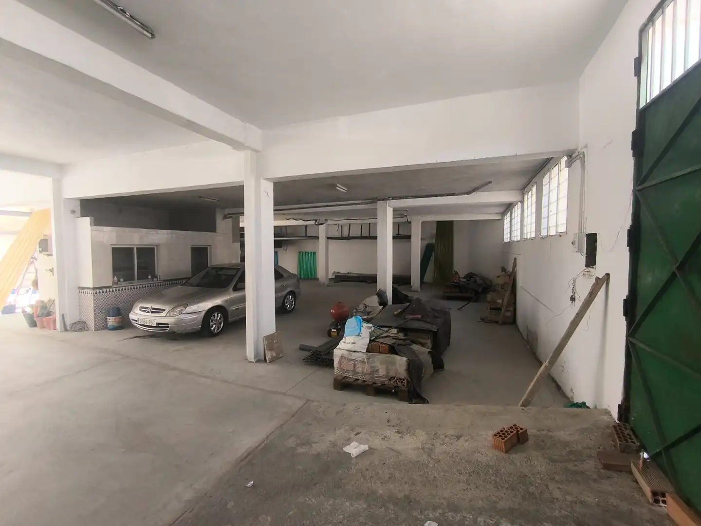 Parkplatz von Fabrikhallen zur Miete in Málaga