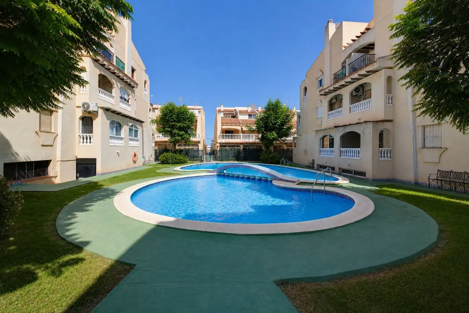 Schwimmbecken von Einfamilien-Reihenhaus zum Verkauf in Torrevieja mit Terrasse, Balkon und Gemeinschaftspool