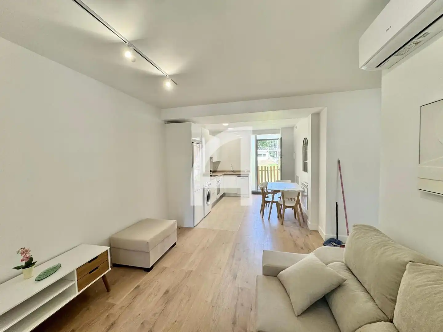 Living room of Flat for rent in Madrid  with Air Conditioner, Heating and Furnished