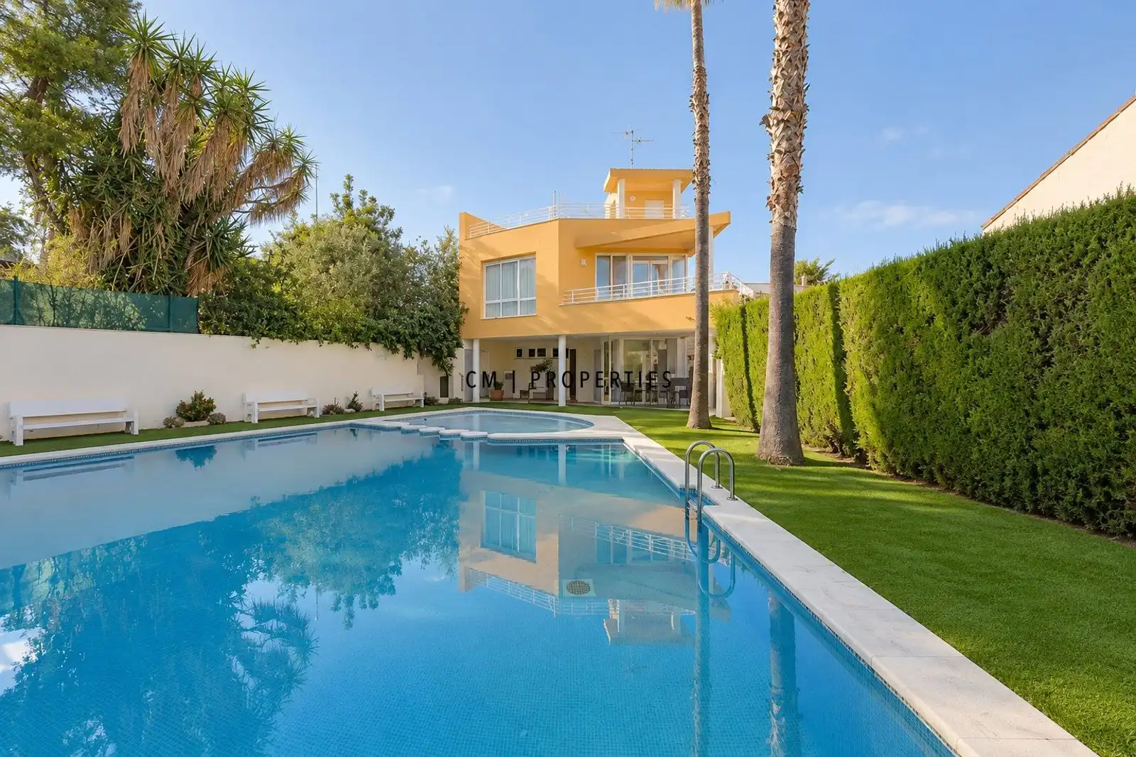 Swimming pool of Detached homes for rent in Campolivar