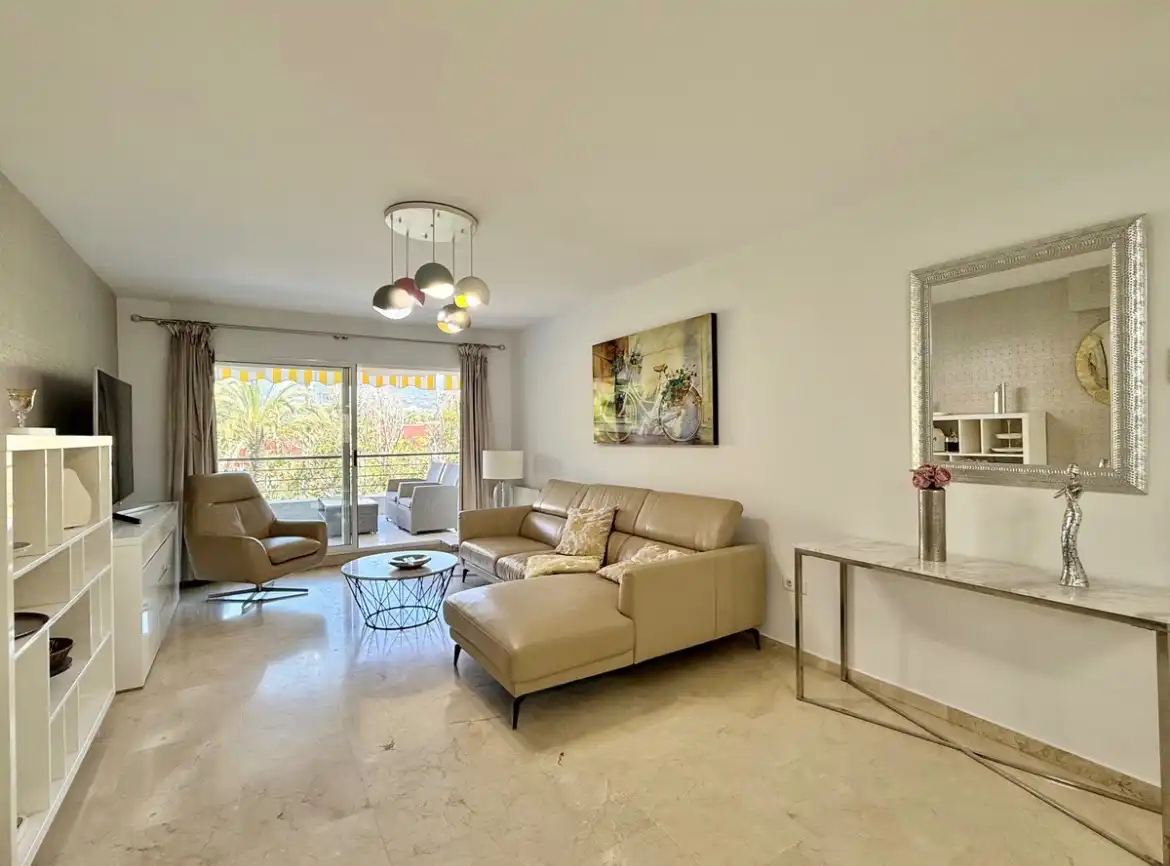 Sala d'estar de Pis en venda en Marbella amb Aire condicionat, Terrassa i Moblat