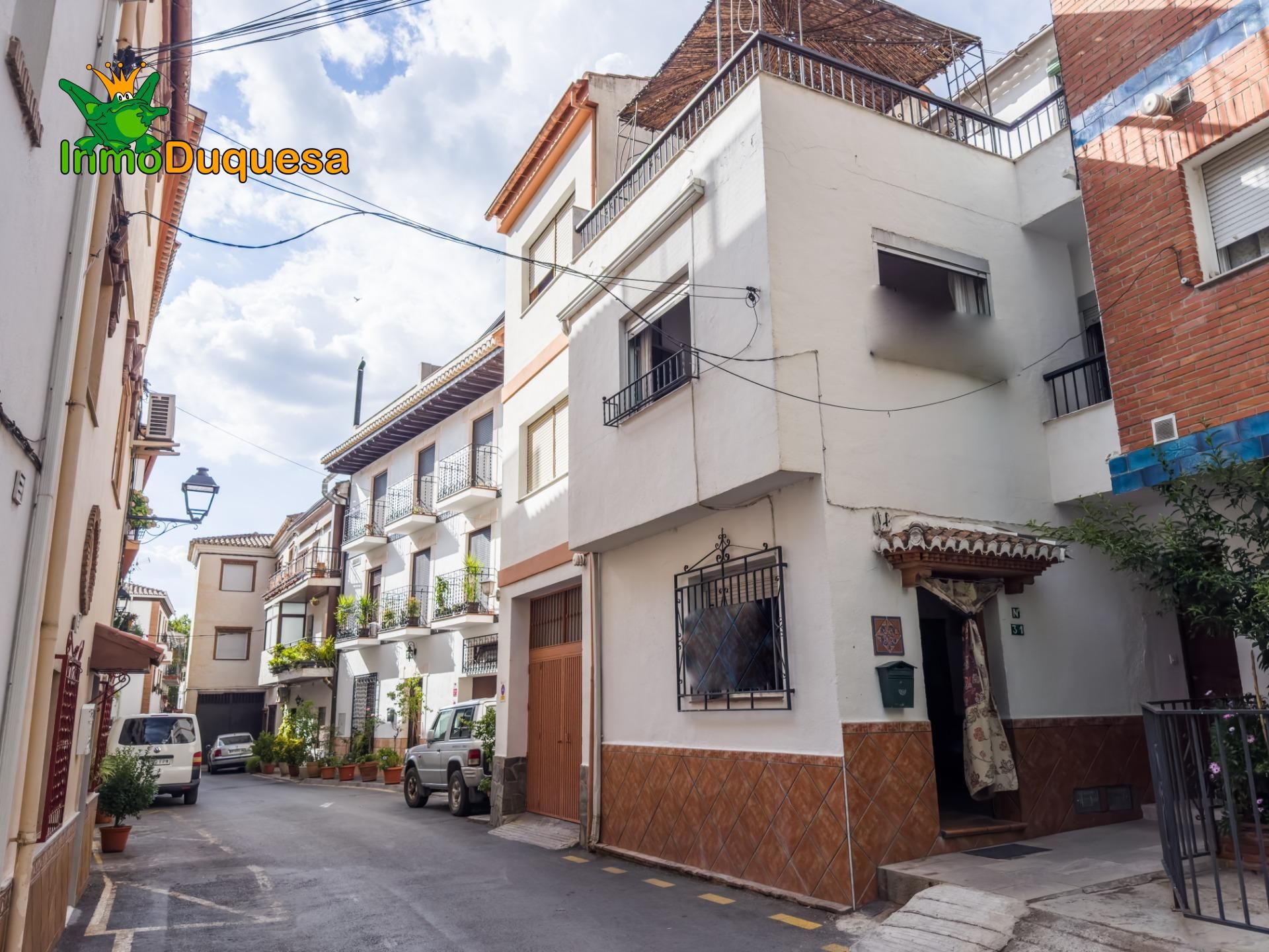 Vista exterior de Casa adosada en venda en Pinos Genil amb Terrassa i Balcó