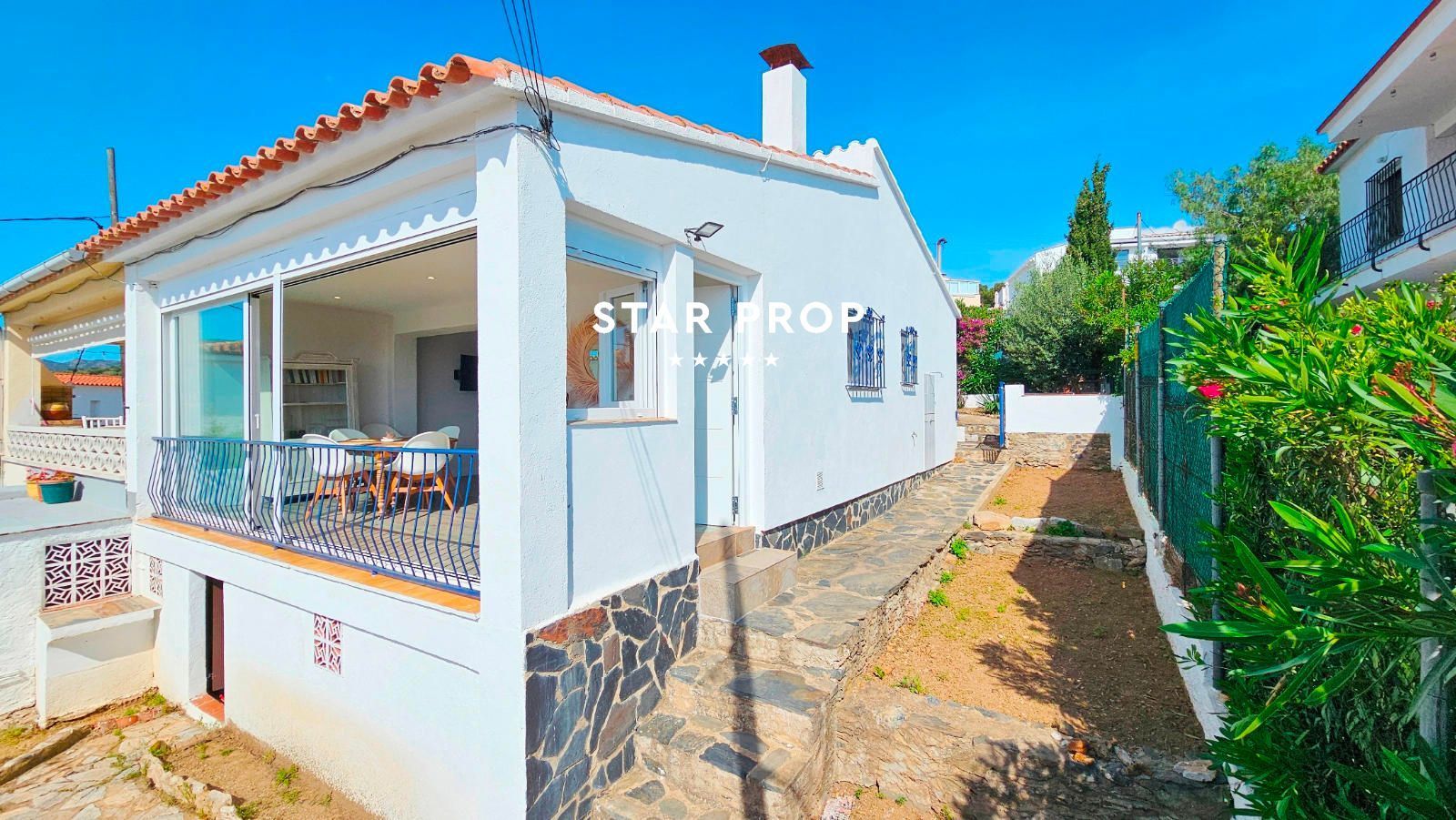 Vista exterior de Casa o xalet en venda en Llançà amb Terrassa, Traster i Moblat