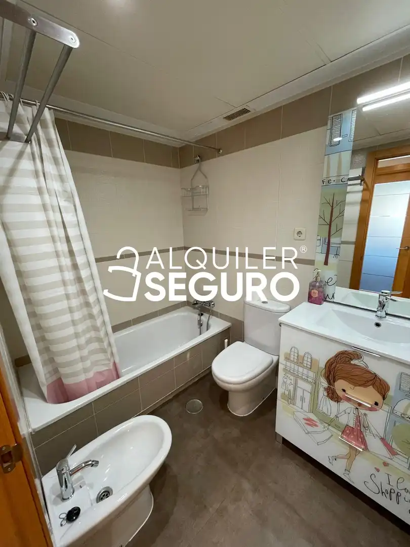 Bathroom of Flat for rent in Madrid  with Air Conditioner, Heating and Storage room