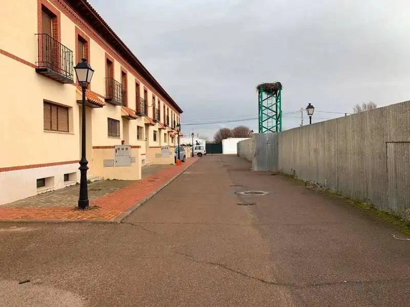 Vista exterior de Casa adosada en venta en Villamayor de Calatrava con Calefacción, Jardín privado y Terraza