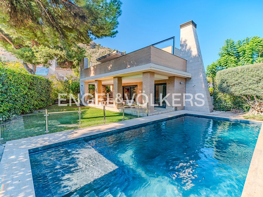 Vista exterior de Casa o chalet en venta en Alicante / Alacant con Aire acondicionado, Calefacción y Jardín privado