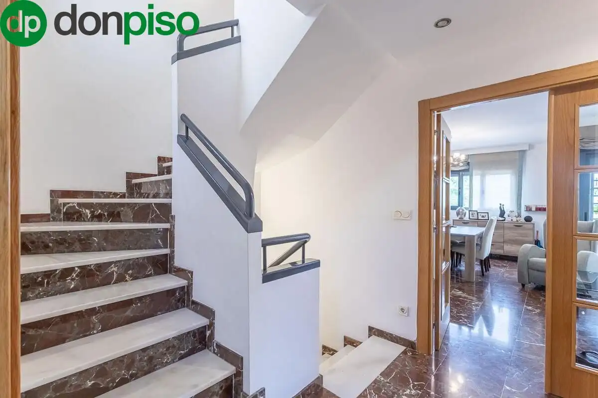 Casa adosada en venta en Armilla con Calefacción, Terraza y Amueblado