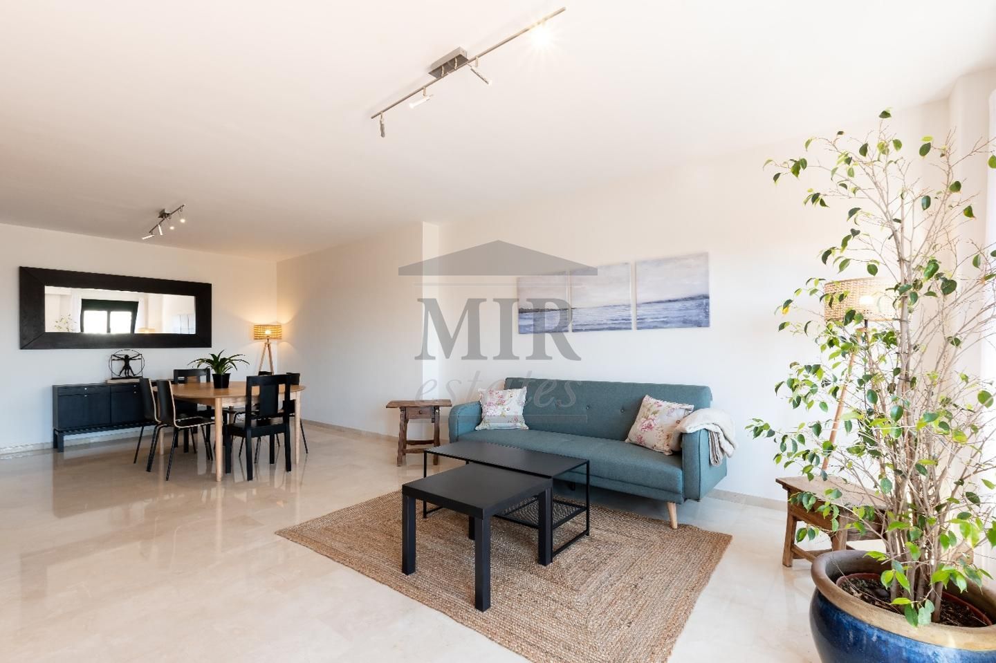 Sala d'estar de Pis de lloguer en Estepona amb Aire condicionat, Terrassa i Moblat