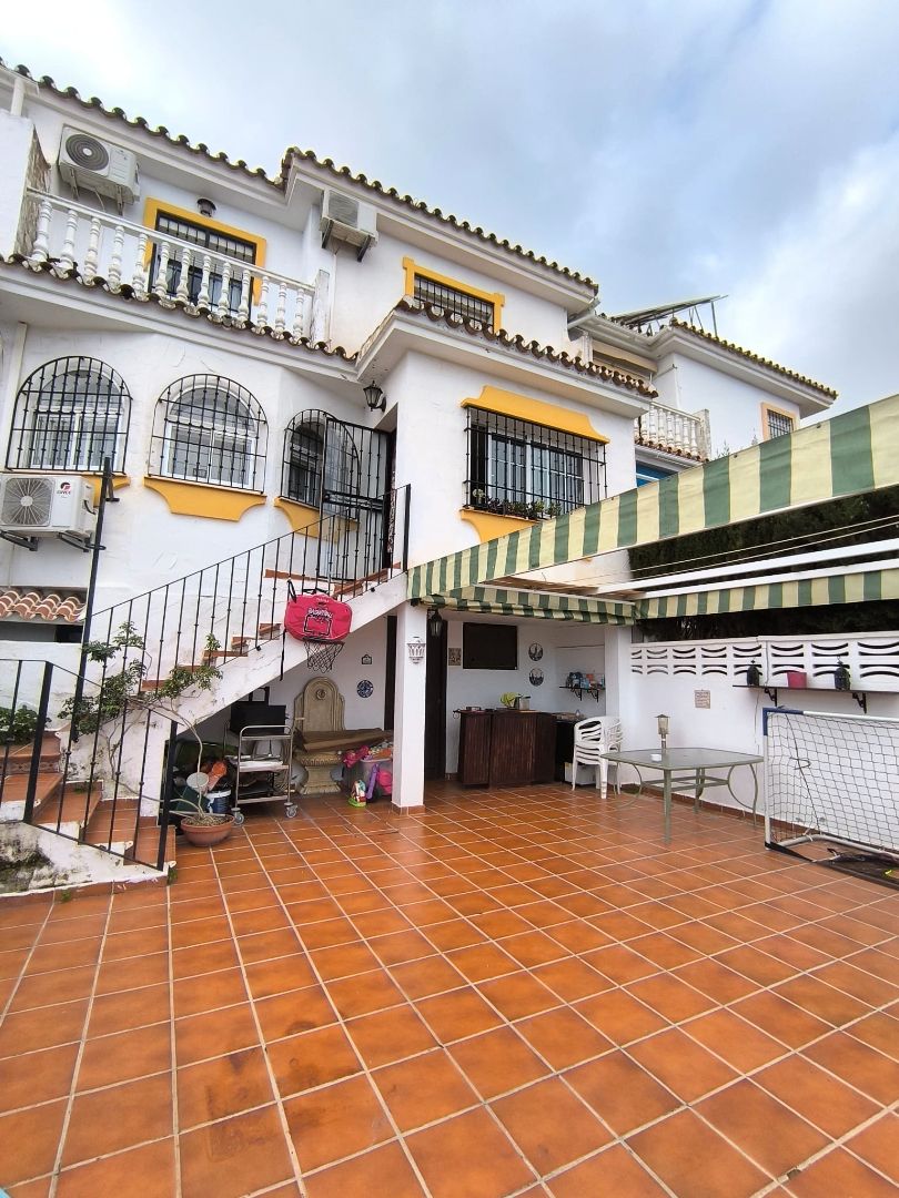 Vista exterior de Casa adosada en venda en Mijas amb Aire condicionat, Terrassa i Piscina comunitària