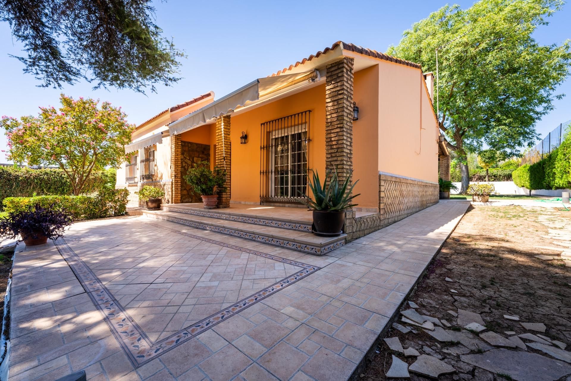 Exterior view of House or chalet for sale in Palomares del Río  with Air Conditioner, Heating and Private garden
