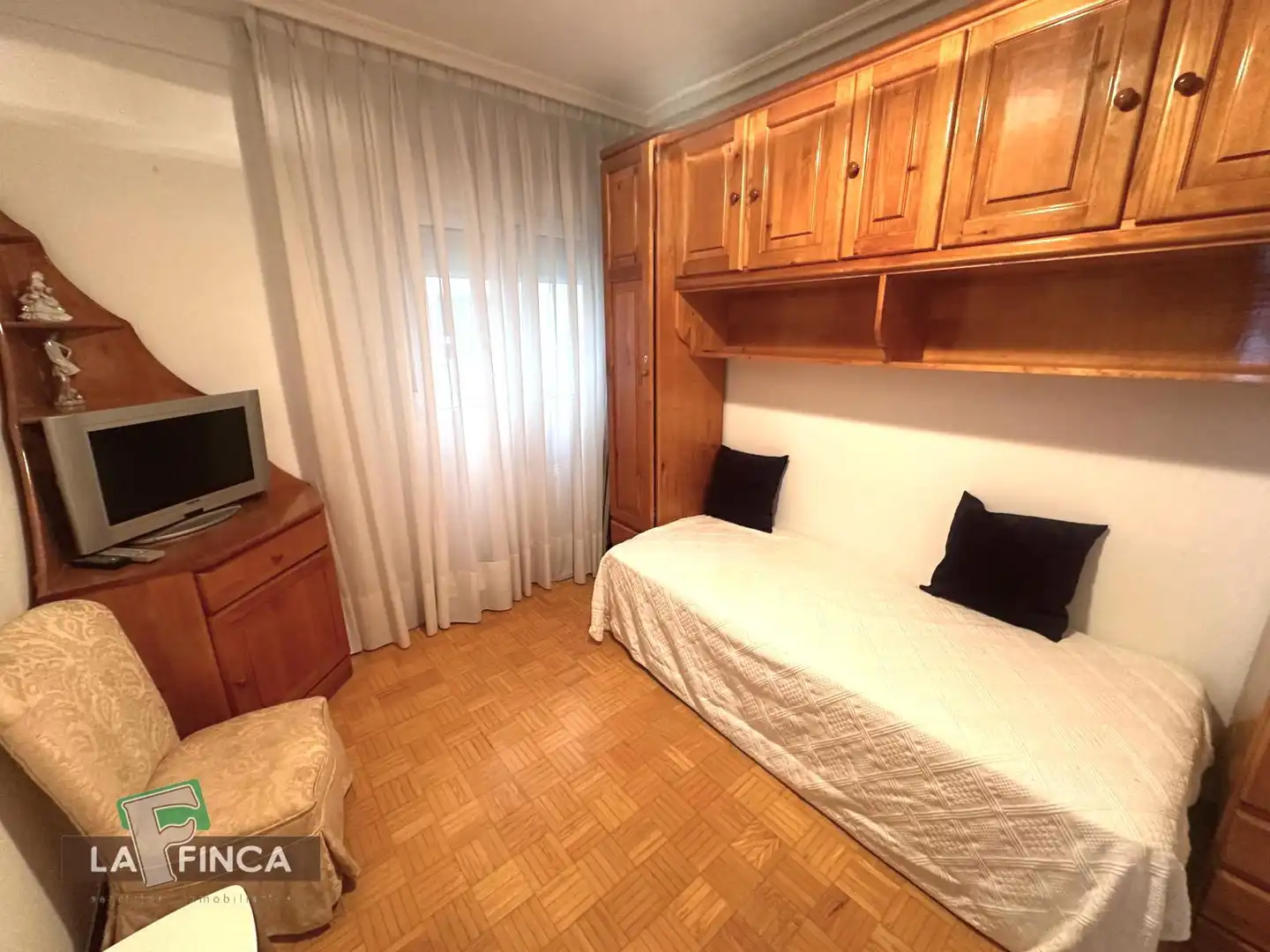 Habitación de Piso en venta en Oviedo  con Calefacción, Parquet y Amueblado