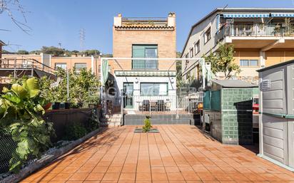 Vista exterior de Casa o xalet en venda en Santa Coloma de Gramenet amb Aire condicionat, Calefacció i Jardí privat