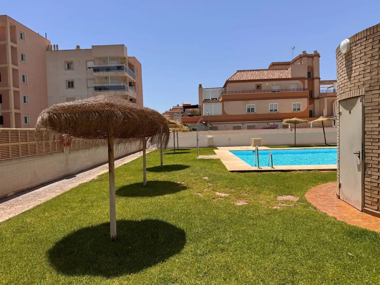 Piscina de Apartament en venda en Roquetas de Mar amb Aire condicionat, Terrassa i Moblat