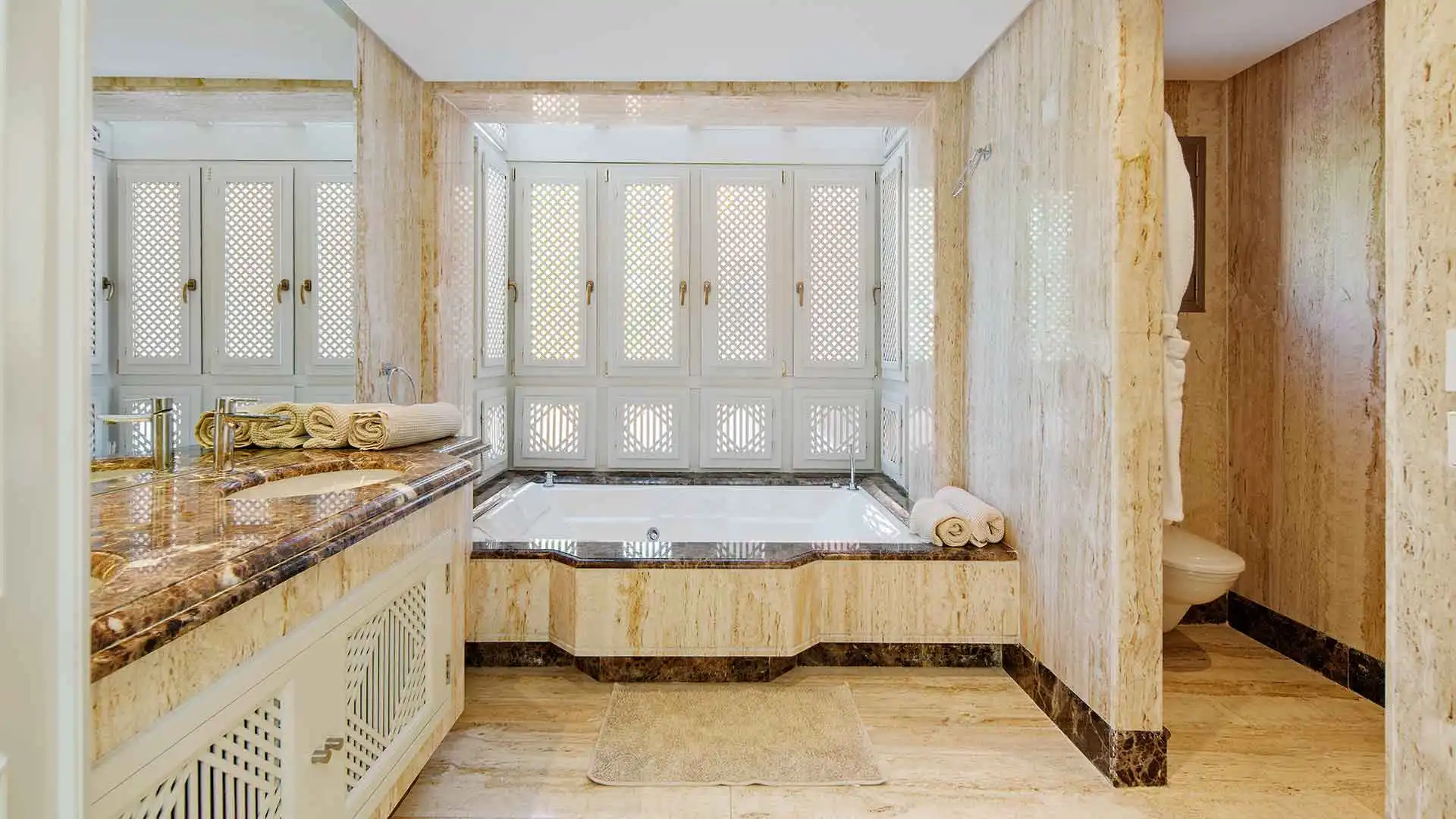 Baño de Ático en venta en Marbella con Aire acondicionado, Terraza y Trastero