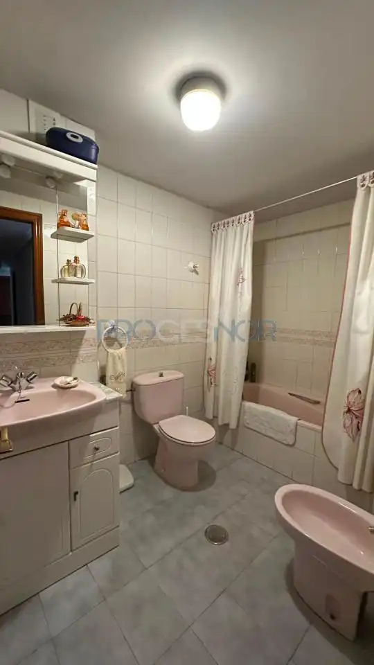 Baño de Piso en venta en León Capital  con Calefacción y Trastero