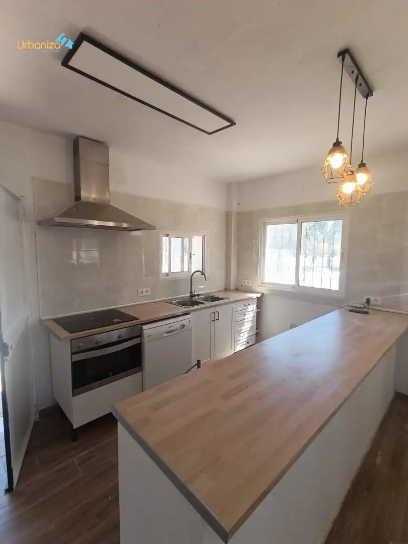 Chalet con piscina en venta en Urbanizacion BOTOA