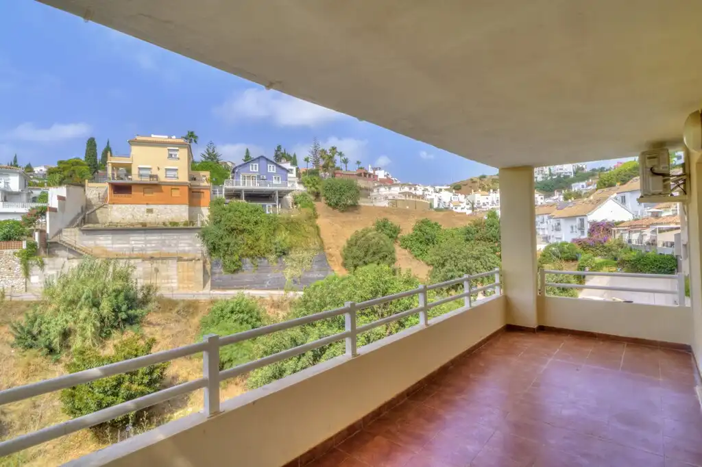 Vista exterior de Casa o xalet en venda en Fuengirola amb Aire condicionat, Jardí privat i Terrassa
