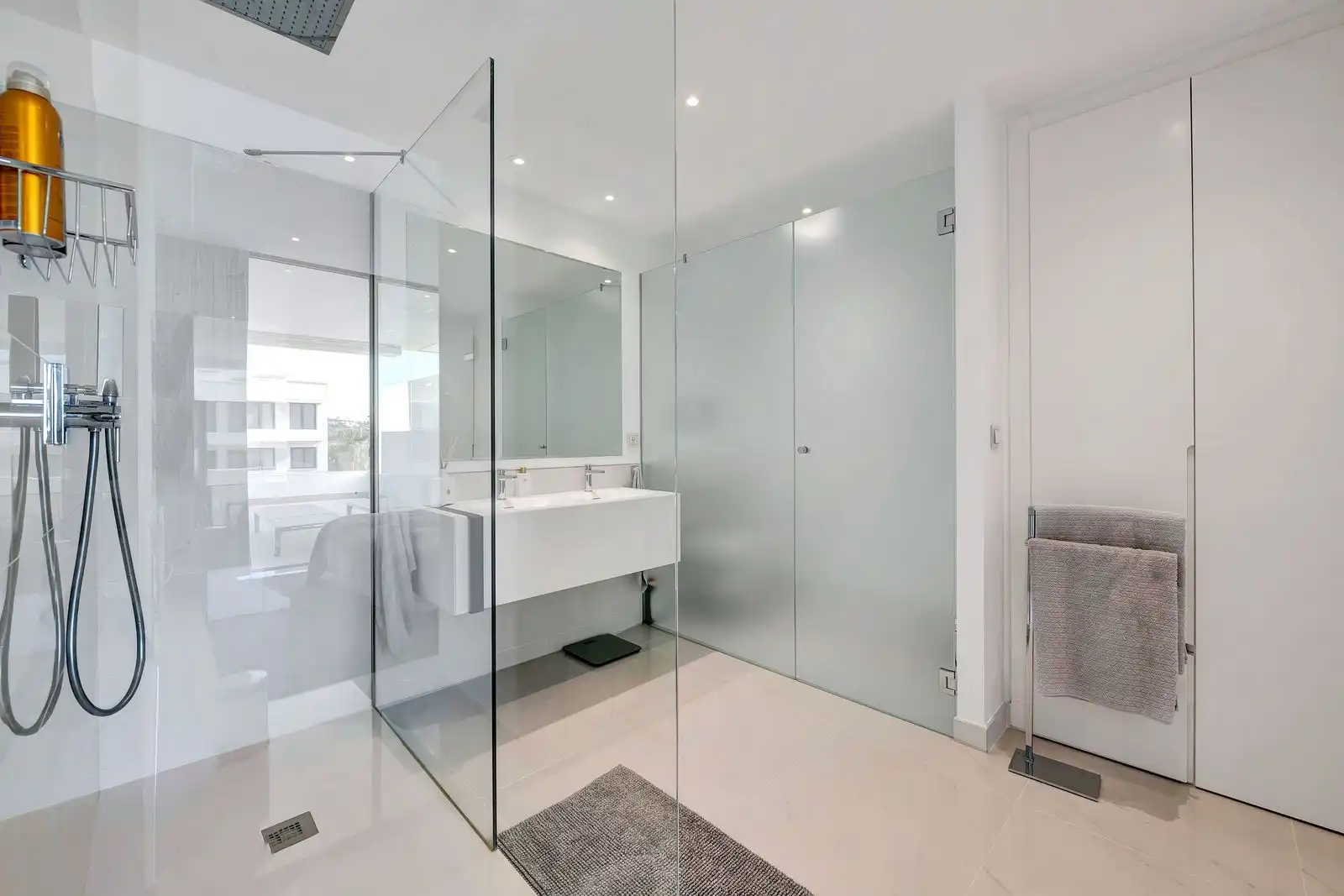 Baño de Apartamento en venta en Estepona con Terraza, Trastero y Amueblado