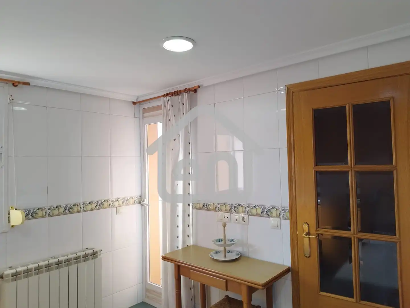 Küche von Einfamilien-Reihenhaus zum Verkauf in Requena mit Klimaanlage und Balkon