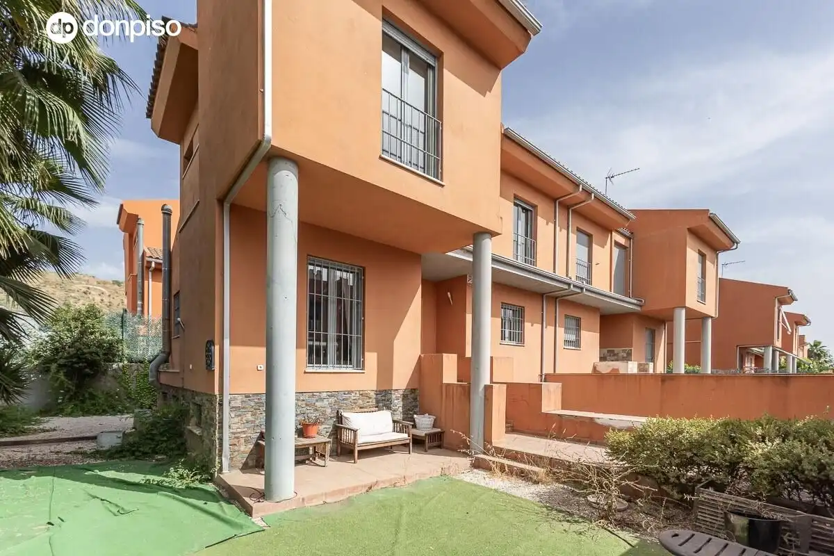 Vista exterior de Casa adosada en venta en Jun con Calefacción, Terraza y Trastero