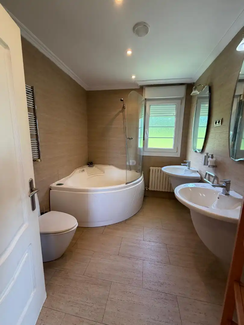 Baño de Casa o chalet en venta en Mungia con Jardín privado, Trastero y Piscina