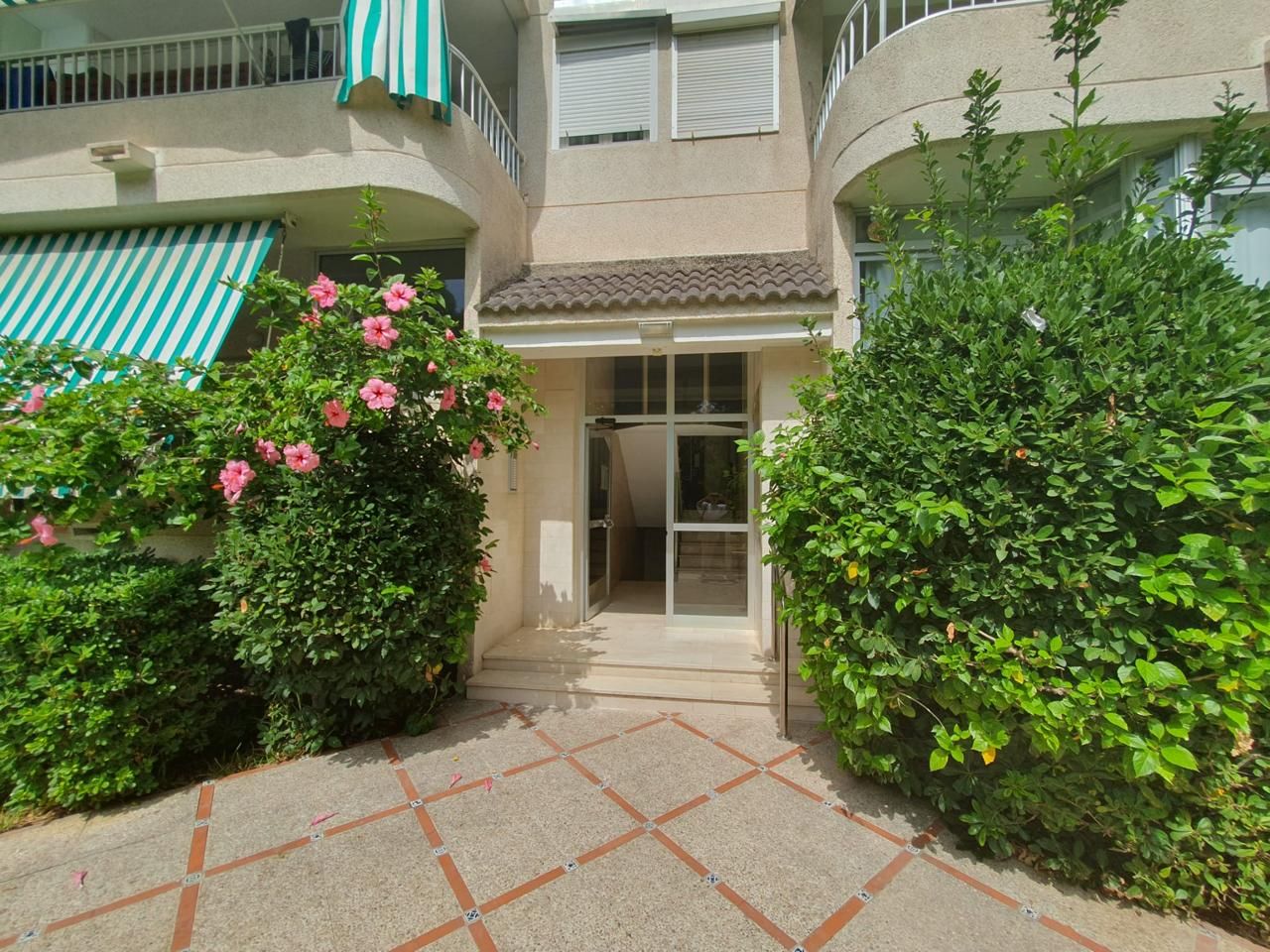 Jardí de Apartament de lloguer en Gandia amb Terrassa, Moblat i Piscina comunitària