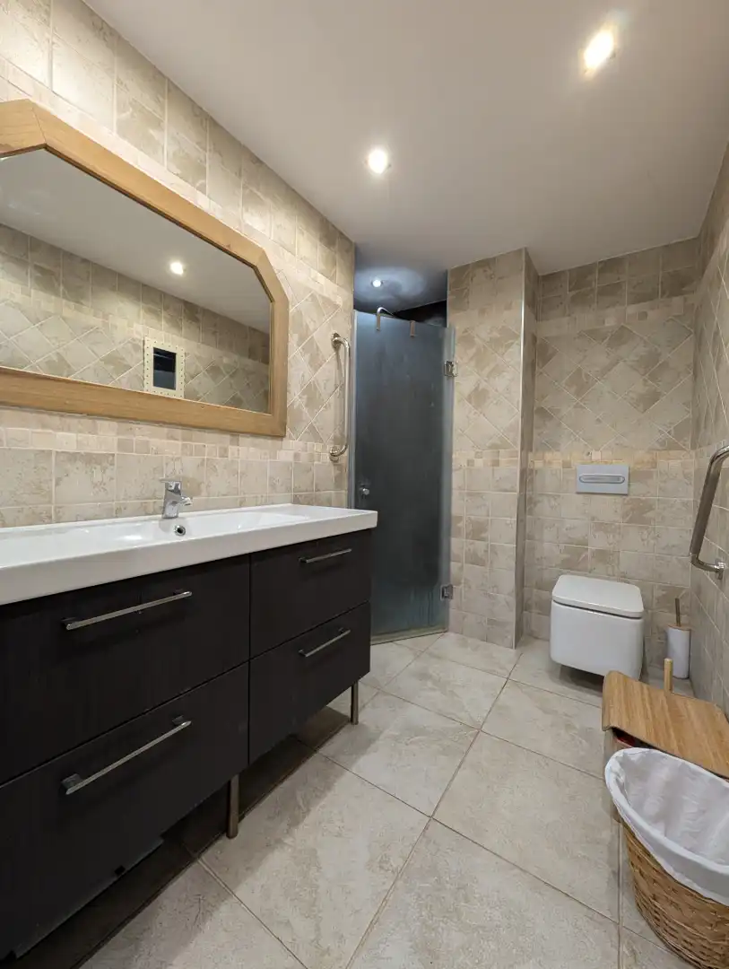 Baño de Planta baja de alquiler en Estepona con Aire acondicionado, Calefacción y Terraza