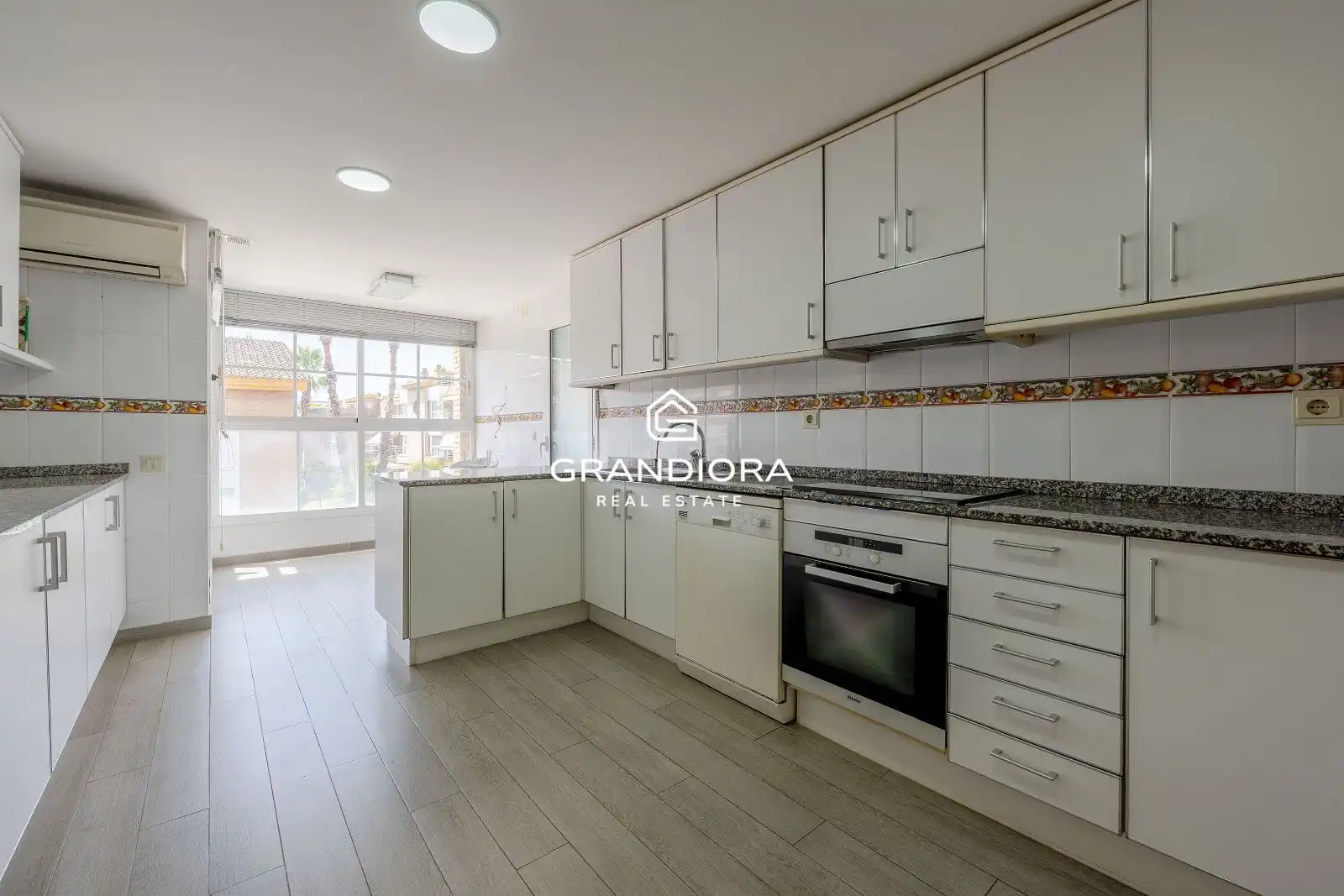 Außenansicht von Maisonette zur Miete in Sant Andreu de Llavaneres mit Klimaanlage, Terrasse und Schwimmbad