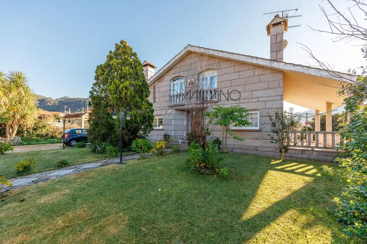 Vista exterior de Casa o xalet en venda en Nigrán amb Calefacció, Jardí privat i Terrassa