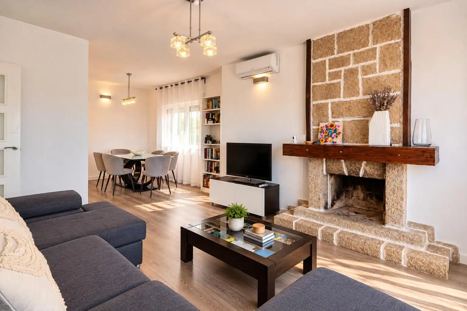 Sala d'estar de Casa o xalet en venda en Villa del Prado, Madrid