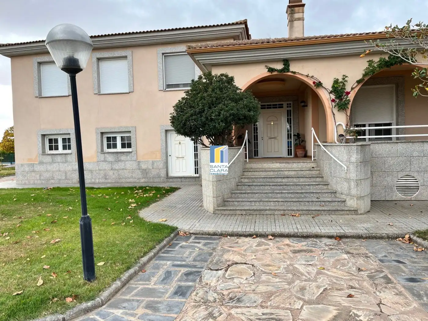 Vista exterior de Casa o xalet en venda en Zamora Capital  amb Aire condicionat, Calefacció i Jardí privat
