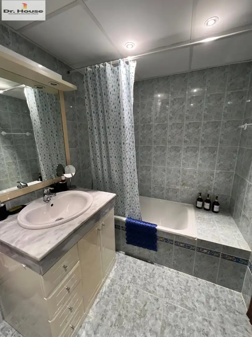 Baño de Piso de alquiler en Málaga con Aire acondicionado, Calefacción y Parquet
