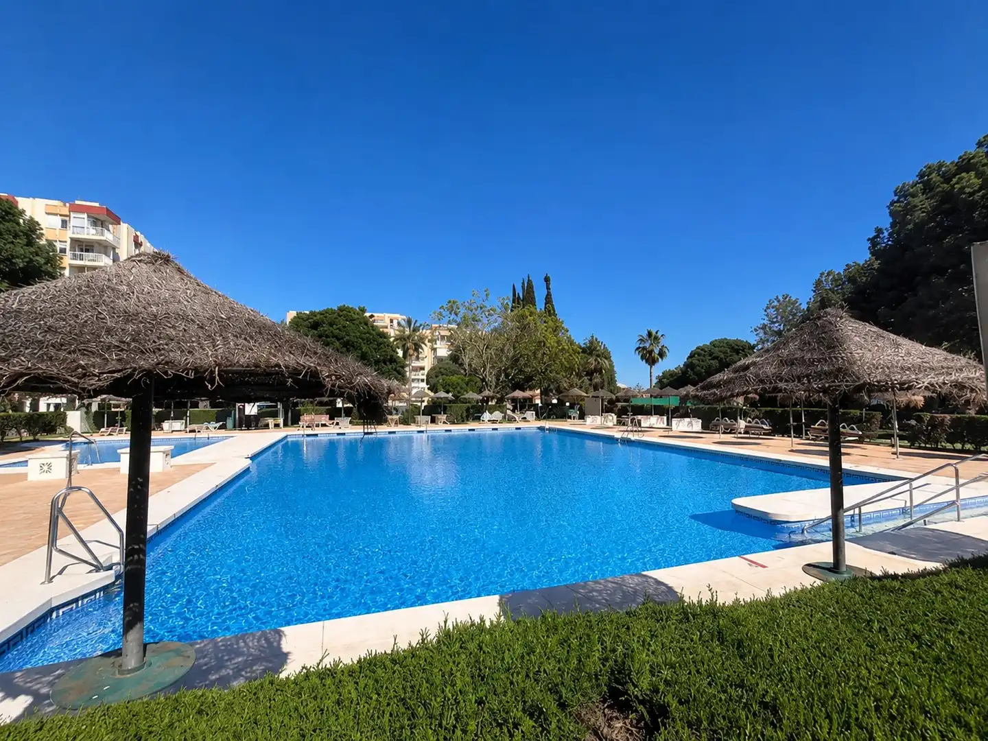 Swimming pool of Flat for sale in Benalmádena  with Air Conditioner, Swimming Pool and Furnished