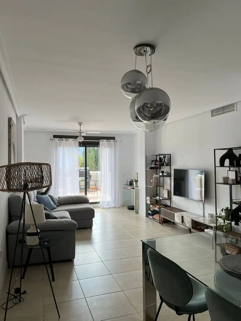 Wohnzimmer von Wohnung zur Miete in Estepona mit Klimaanlage, Heizung und Terrasse
