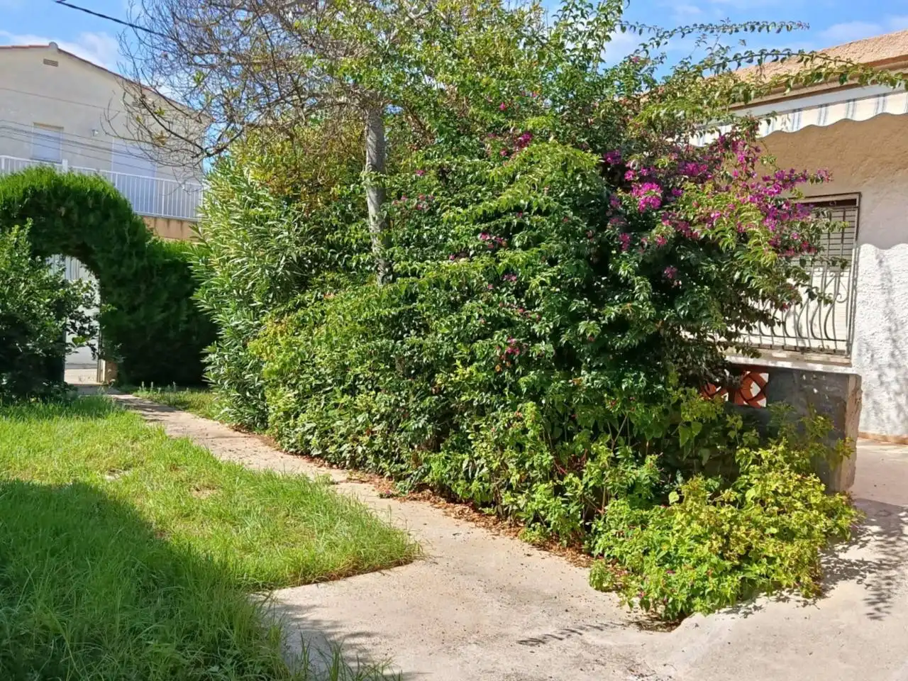 Vista exterior de Casa o xalet en venda en Vinaròs amb Jardí privat i Terrassa