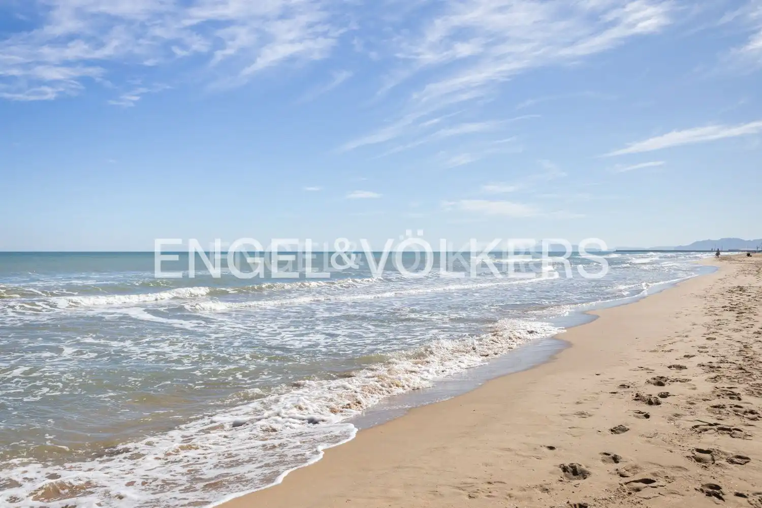 Einfamilien-Reihenhaus zum Verkauf in Gandia mit Klimaanlage, Heizung und Privatgarten