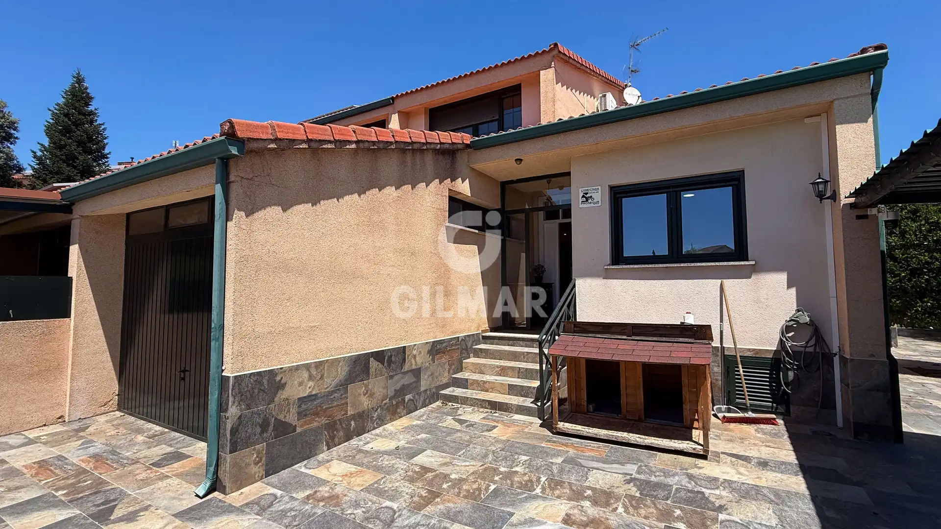 Vista exterior de Casa adosada en venda en Guadarrama amb Calefacció, Jardí privat i Piscina