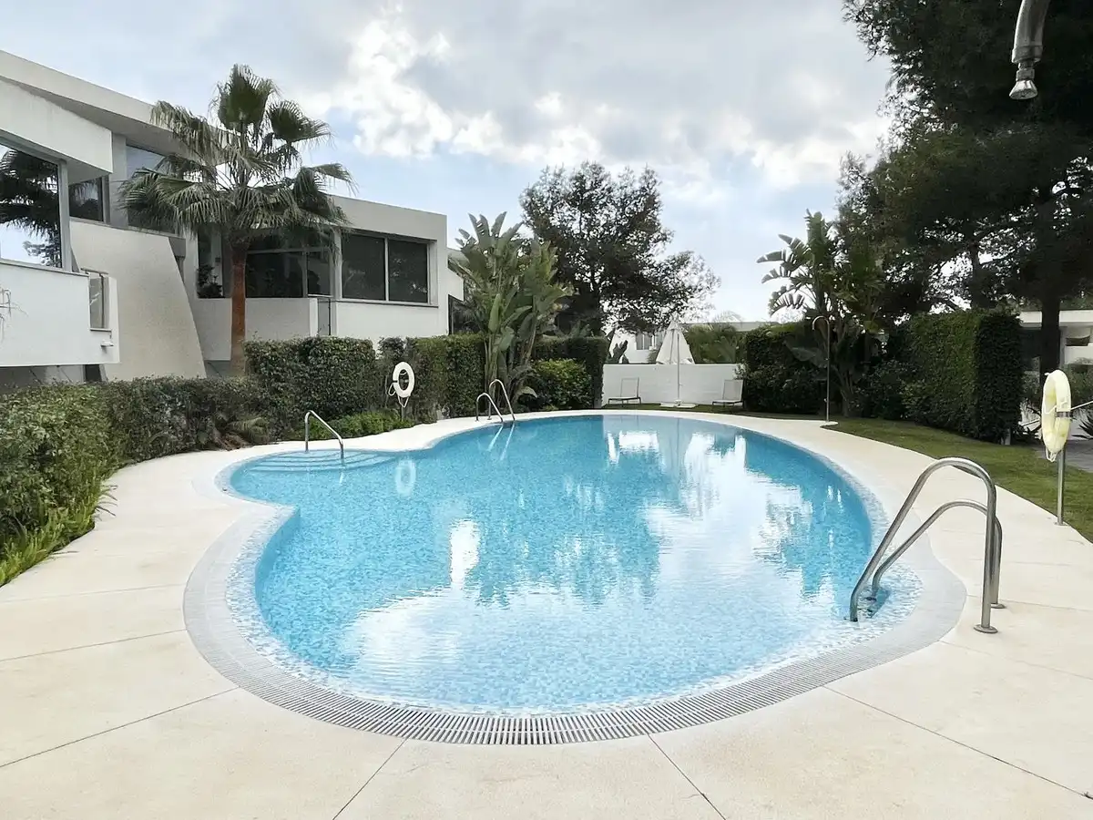 Piscina de Casa adosada en venda en Marbella amb Aire condicionat, Terrassa i Moblat