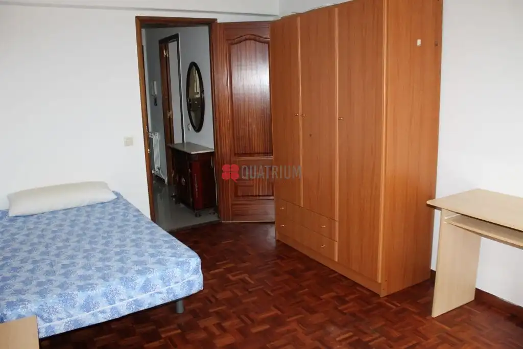 Bedroom of Flat for rent in Santiago de Compostela   with Heating, Parquet flooring and Furnished