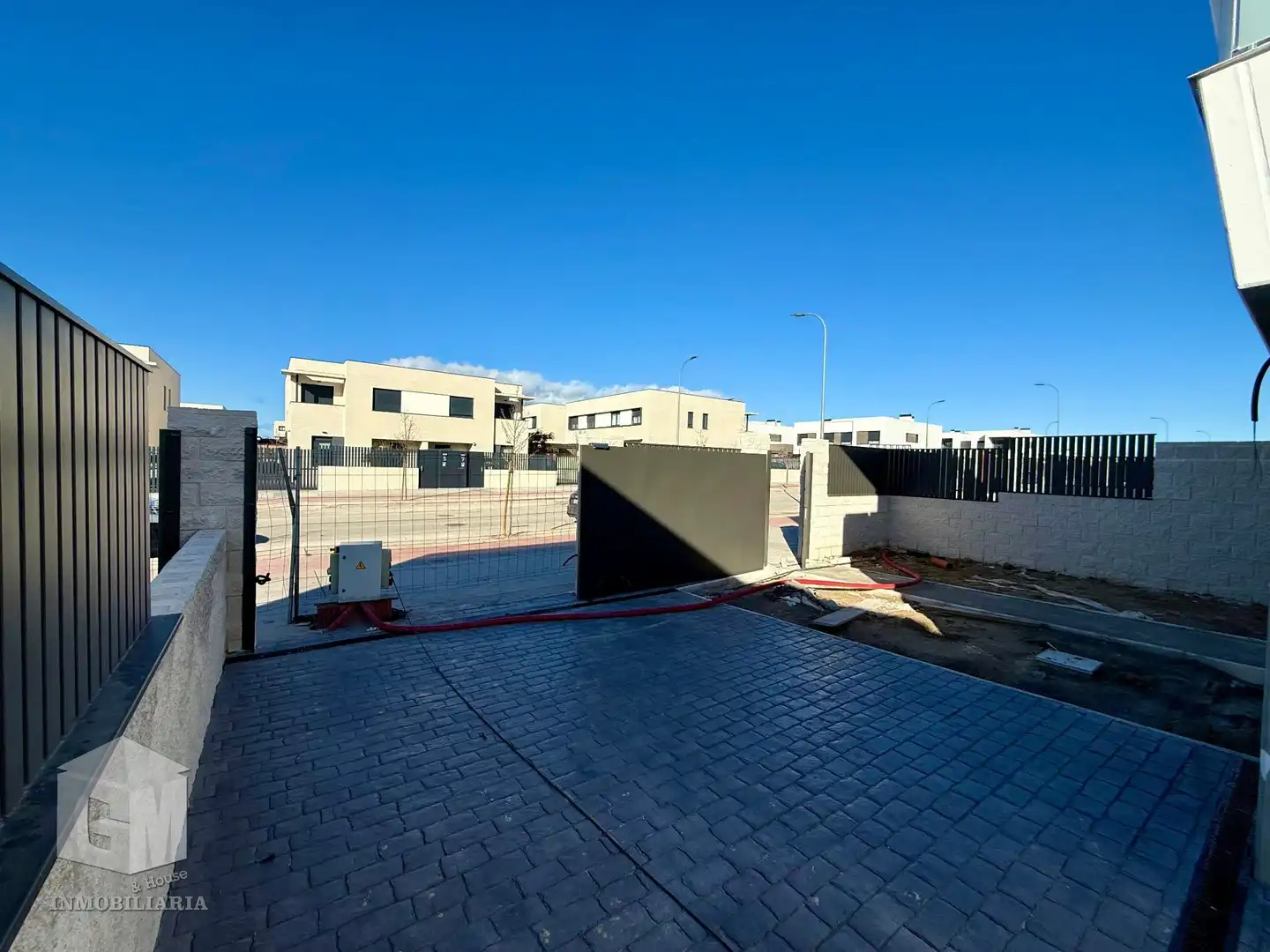 Vista exterior de Casa adosada en venta en Villaviciosa de Odón con Calefacción, Jardín privado y Terraza