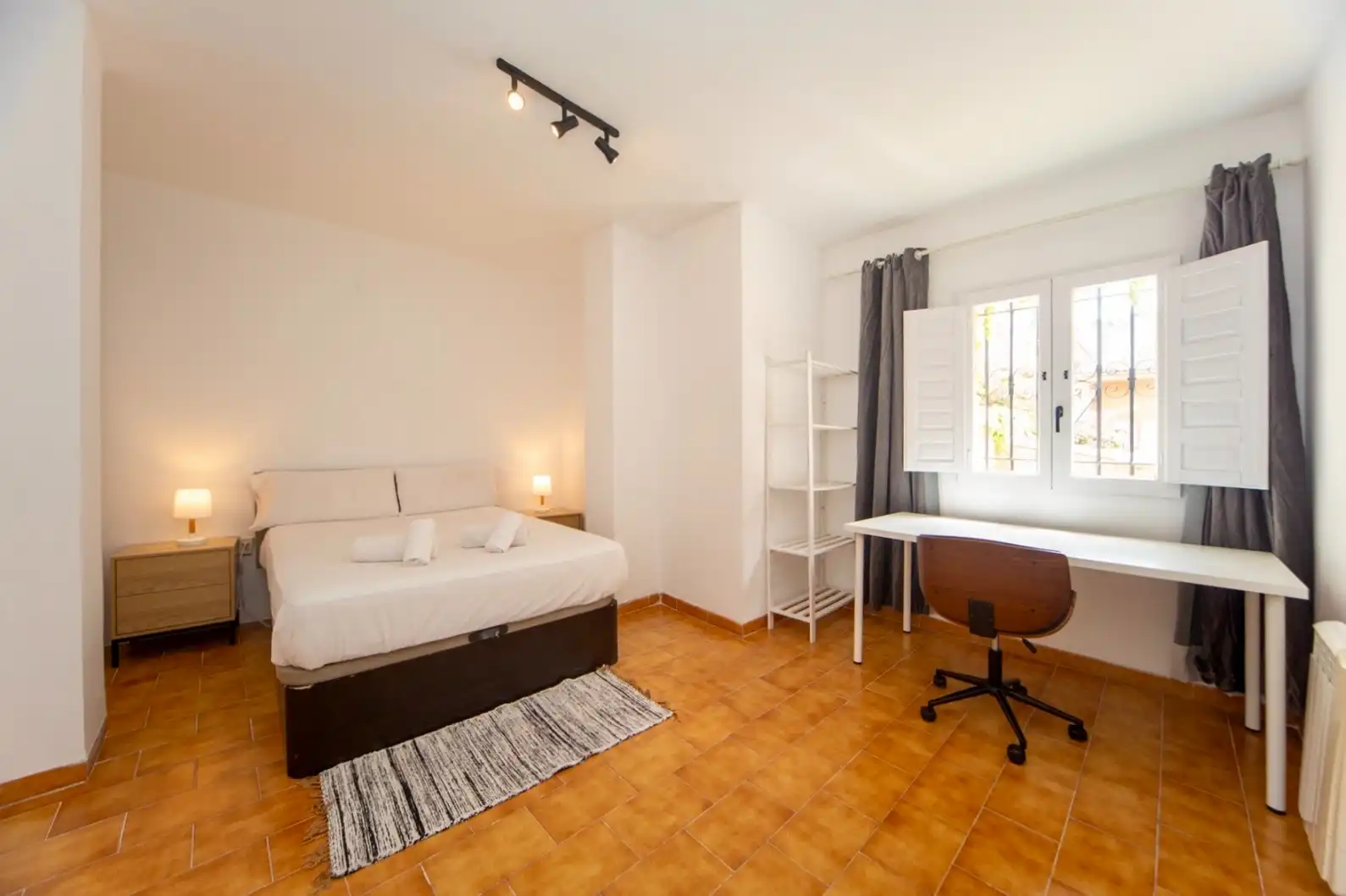 Dormitori de Apartament de lloguer en Granada amb Calefacció, Terrassa i Moblat