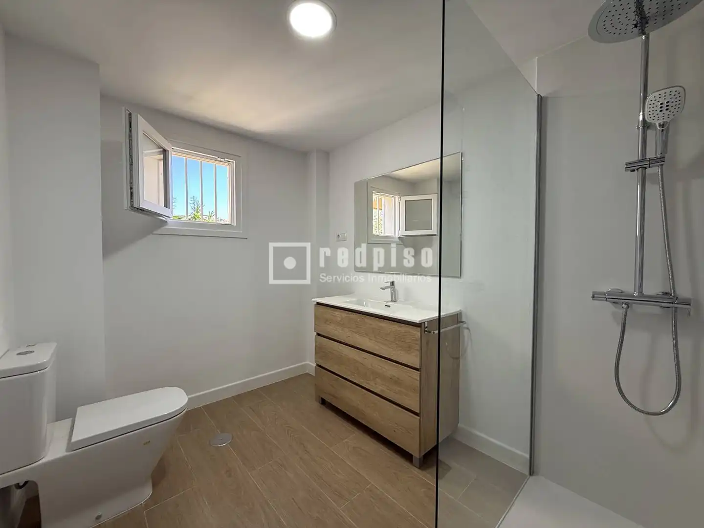 Baño de Piso en venta en Málaga con Jardín privado y Terraza