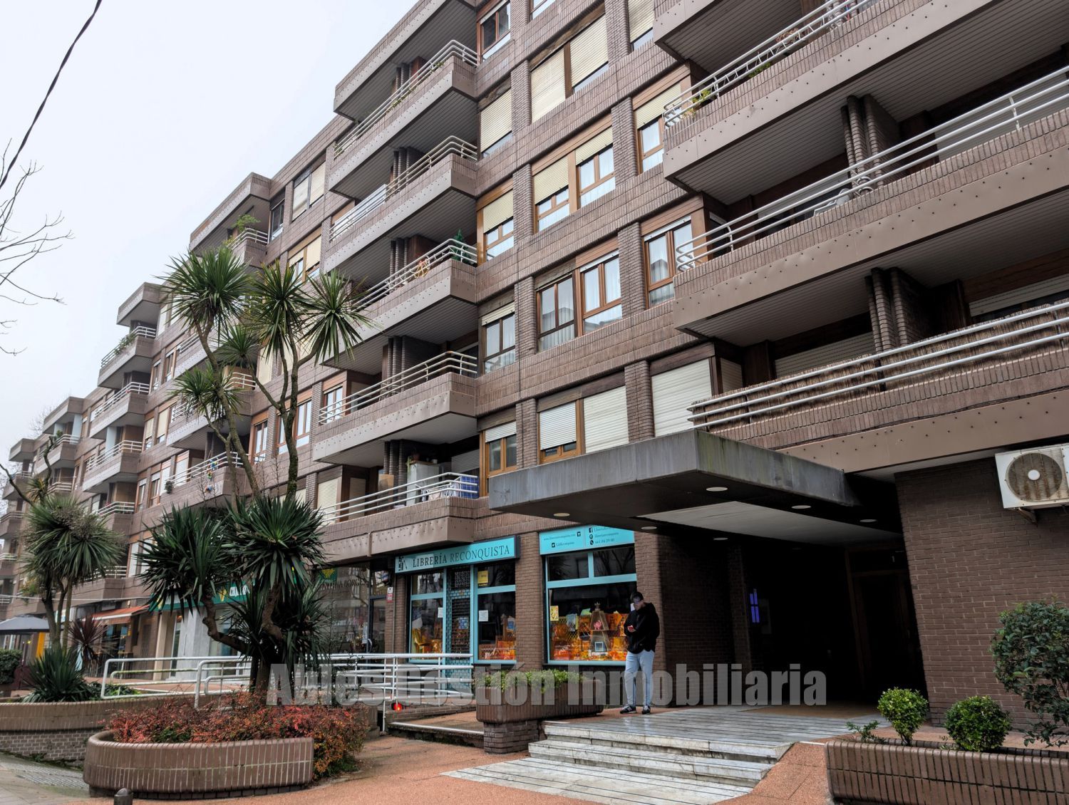 Vista exterior de Estudio de alquiler en Oviedo  con Calefacción, Parquet y Amueblado