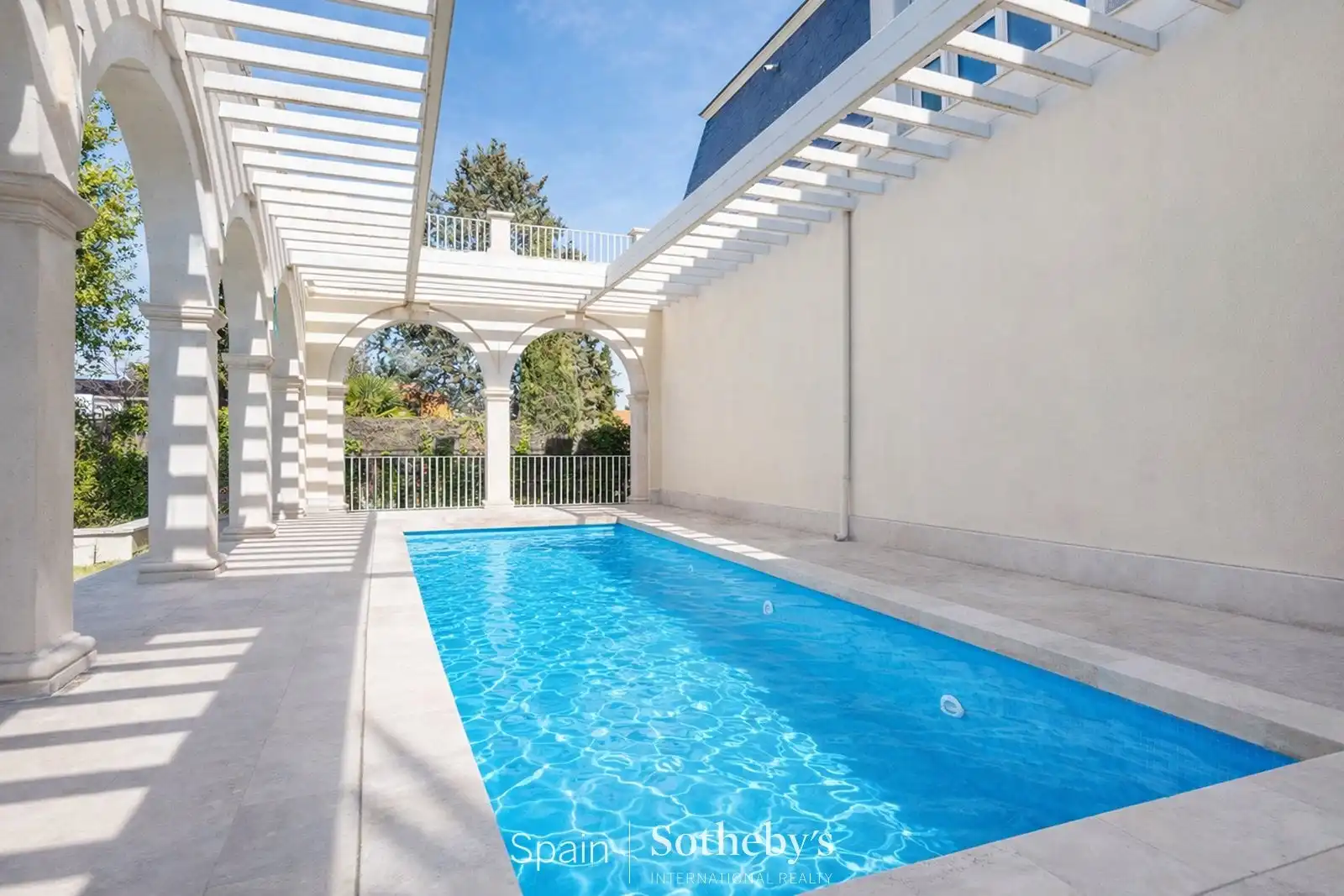 Piscina de Casa o chalet en venta en Madrid con Aire acondicionado, Calefacción y Jardín privado