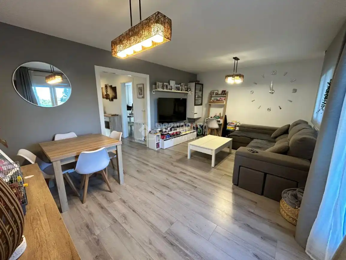 Wohnzimmer von Einfamilien-Reihenhaus zum Verkauf in Miengo mit Heizung, Privatgarten und Terrasse