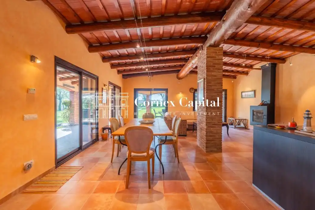 Menjador de Finca rústica en venda en Torroella de Montgrí amb Aire condicionat, Calefacció i Jardí privat
