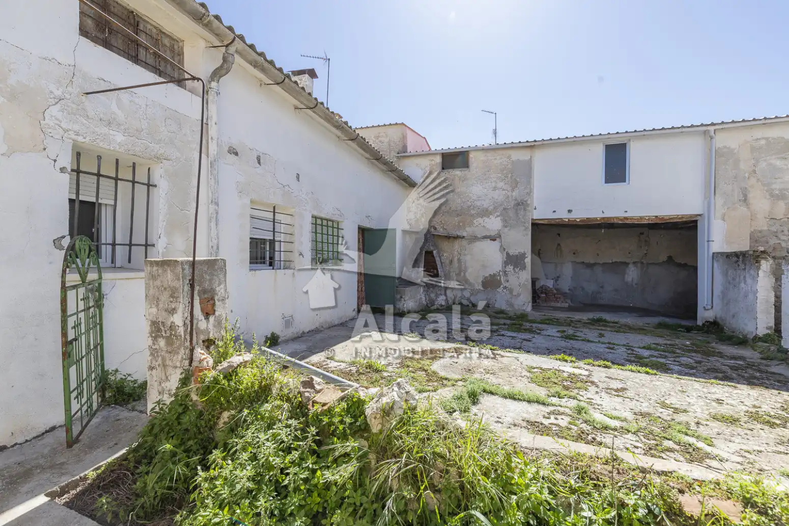 Vista exterior de Casa o xalet en venda en Driebes amb Calefacció, Traster i Balcó